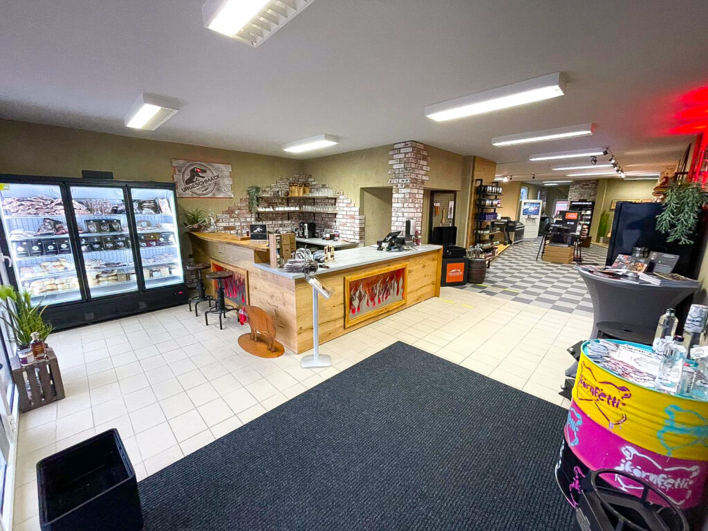 Innenansicht eines modernen Lebensmittelladens mit Theke.