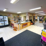 Innenansicht eines modernen Lebensmittelladens mit Theke.