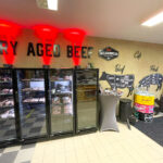 Dry Aged Beef Laden mit Kühlschränken und Wanddekoration.