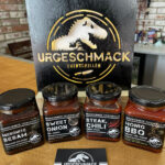 Vier Urgeschmack BBQ-Saucen auf Holztisch